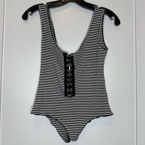 Emma & Sam rayon /spandex bl/white bodysuit medium